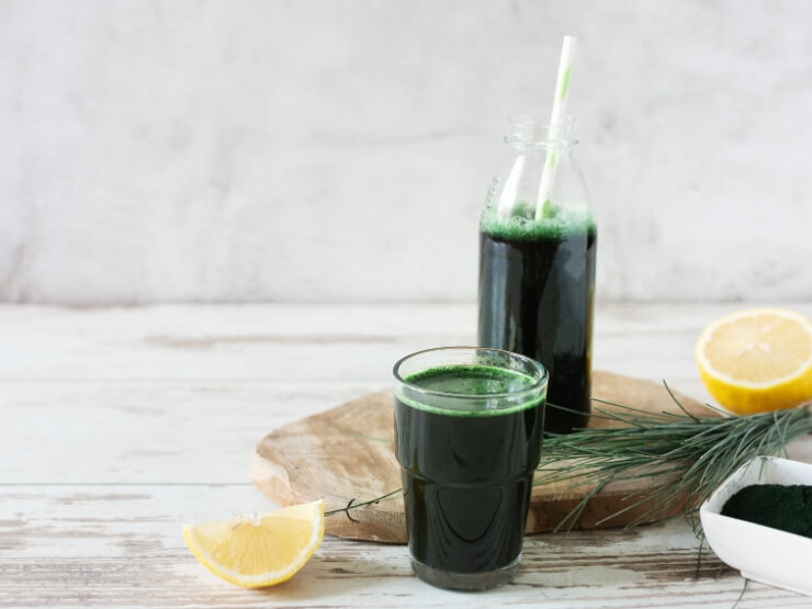 Bevanda spirulina con polvere di limone e alghe spirulina