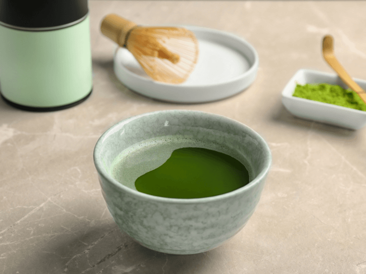 Chawan con te matcha fresco sul tavolo