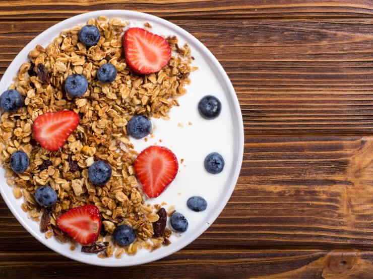 granola con yogurt e frutta secca